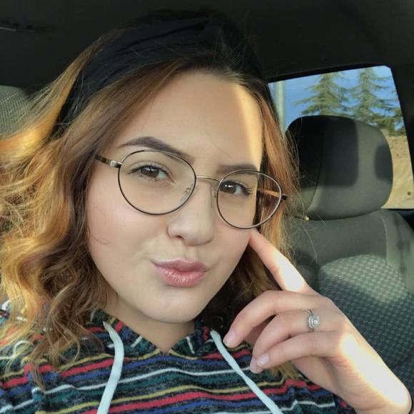 Meet your Posher, Ariana - Picture 1 of 1